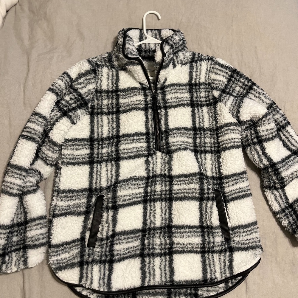 Abercrombie Fleece 1/4 zip pullover. Black & White Plaid